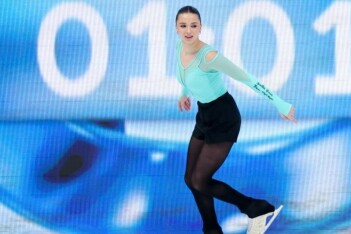 Иностранцы восхитились новым четверным тулупом Валиевой: словно парит в воздухе