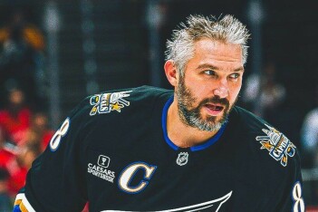Журналист Фишлер на NHL.com провёл историческую параллель с решением Овечкина остаться в НХЛ