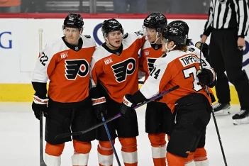 Фанаты «Флайерз» о Мичкове, которого не заметил партнёр в атаке: он играет с брёвнами