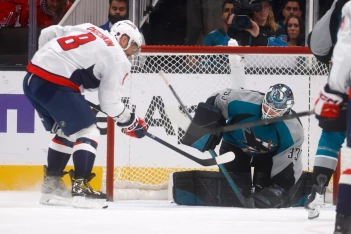 Вашингтонские фаны о голах Овечкина разным вратарям в одной игре: продолжает ломать матрицу