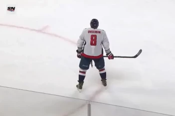 Канадские фанаты о видео с замершим во время игры Овечкиным: клянусь, подумал, это фотография